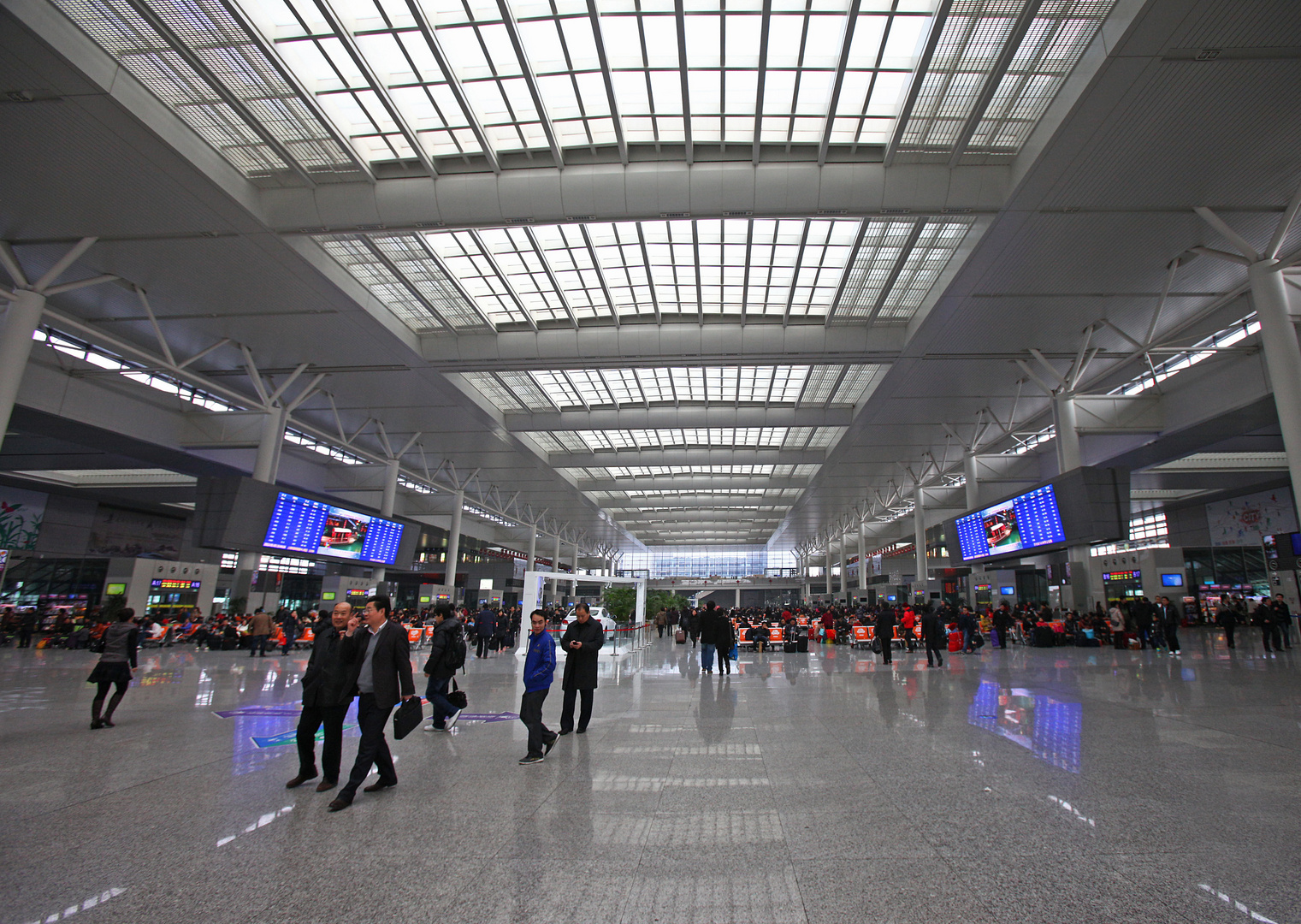 Hóngquiáo Railway Station ....