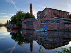 Honigfabrik im Abendlicht