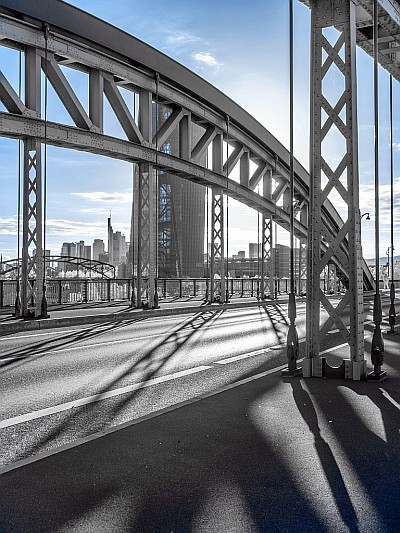 Honsellbrücke Frankfurt am Main im Gegenlicht