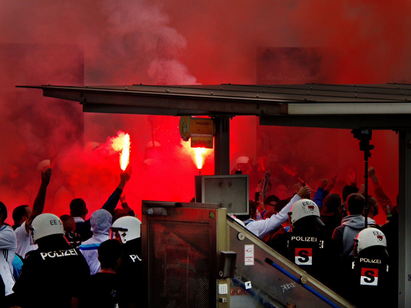 Hooligans auf dem Weg ins Stadion