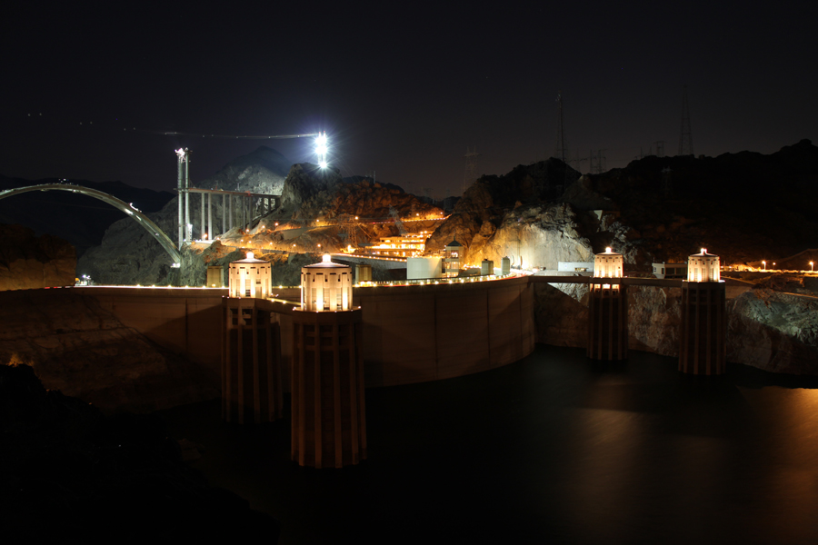 Hoover Dam bei Nacht