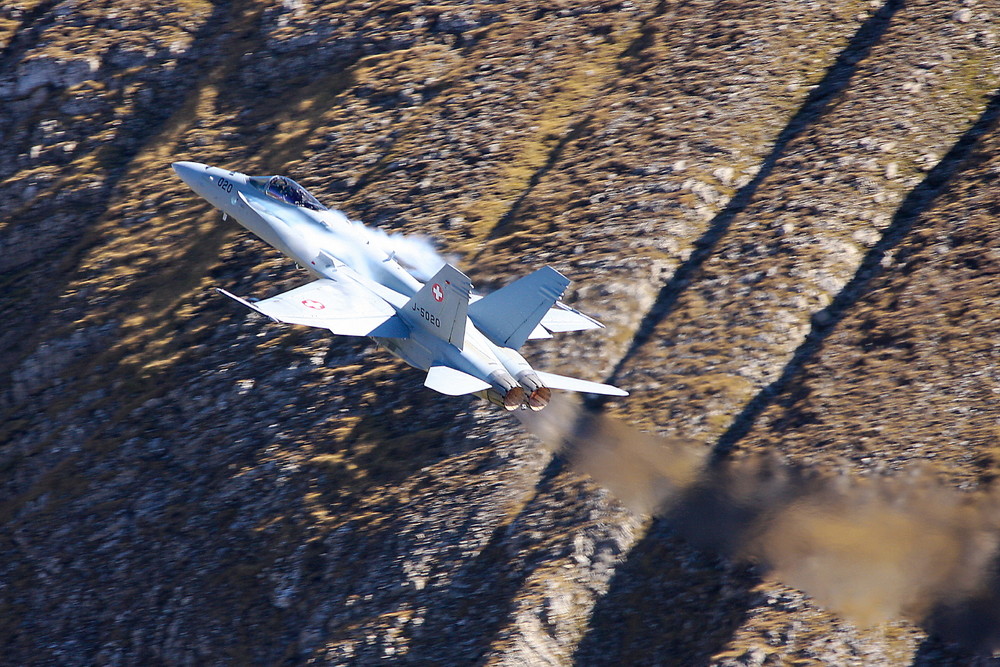 Hornet FA-18 in Action auf der Axalp