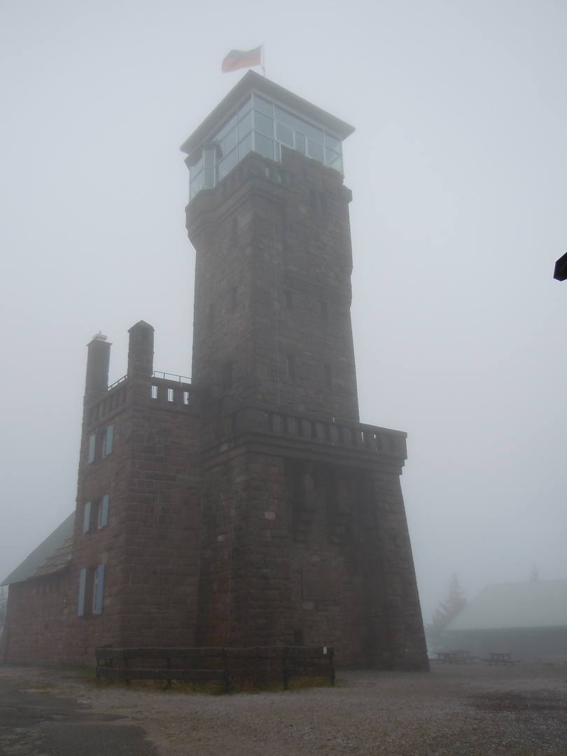 Hornisgrinde Turm bei Nebel