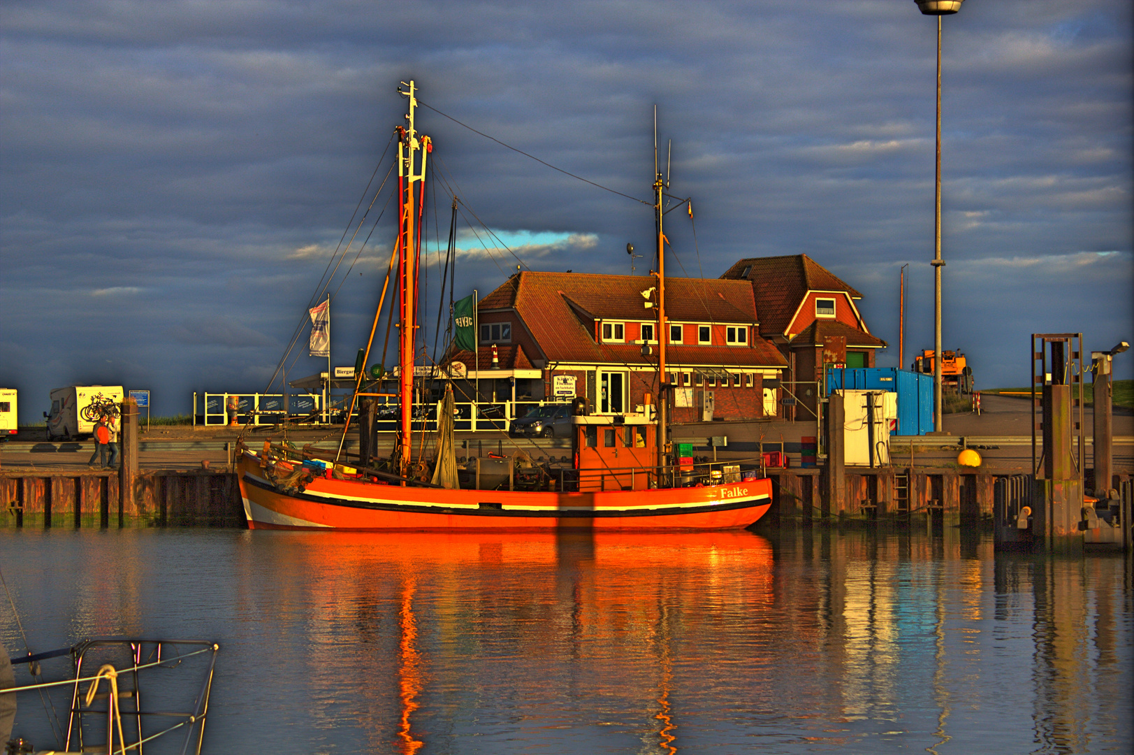 Horumersieler Hafen Kutter Falke in Abendstimmung