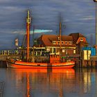 Horumersieler Hafen Kutter Falke in Abendstimmung