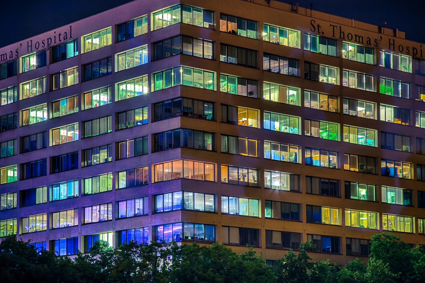 Hospital in London bei Nacht