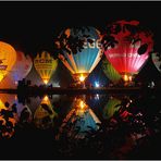 hot air balloon night glow ,vu à travers les arbres