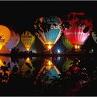 hot air balloon night glow ,vu à travers les arbres