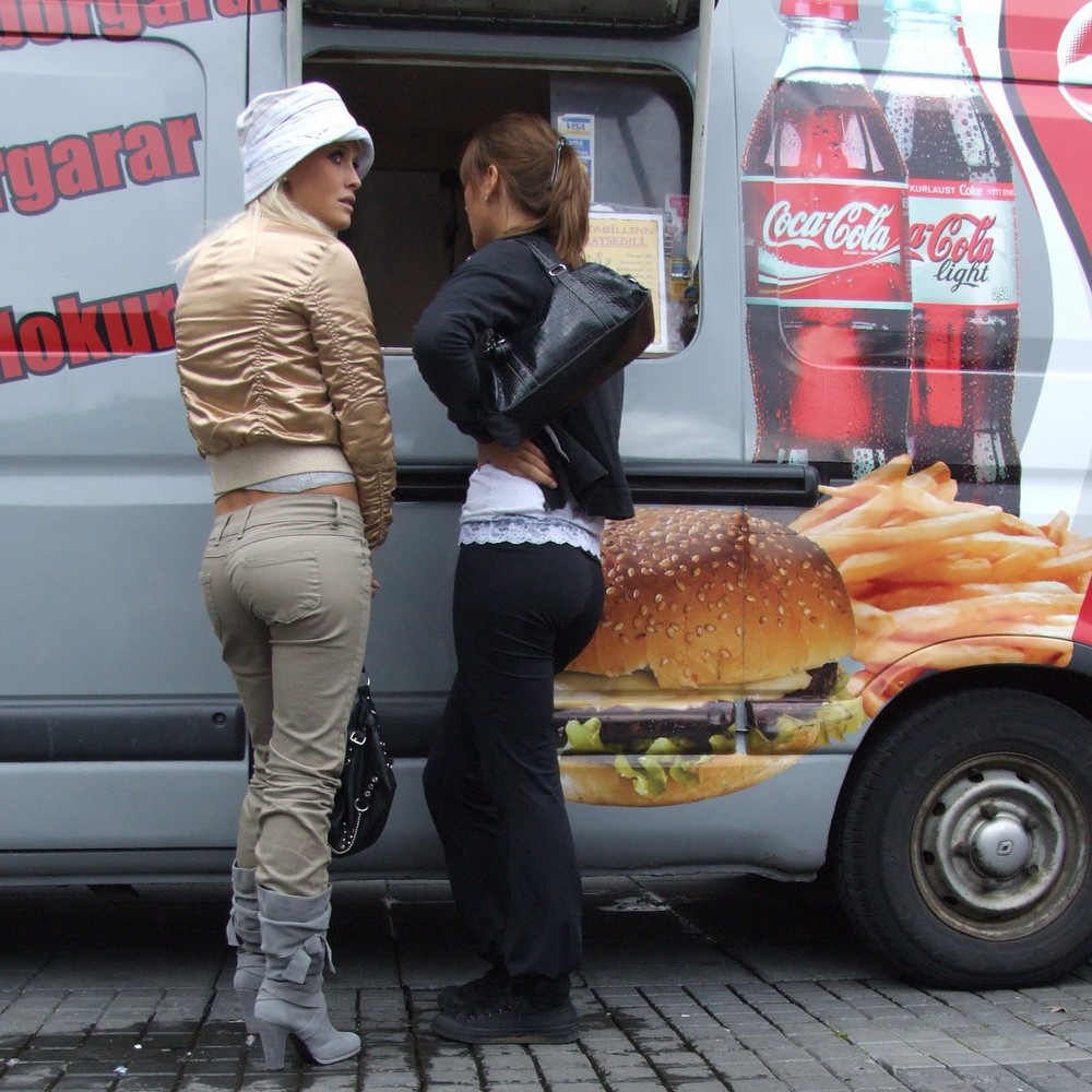 Hot Chicks and Hot Dogs? (reload- picasa-free)