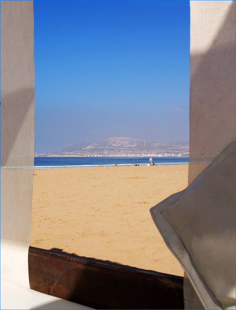 Hotel Agadir 6 - Vue sur la baie d’Agadir à partir d’une des « cabines » de la plage