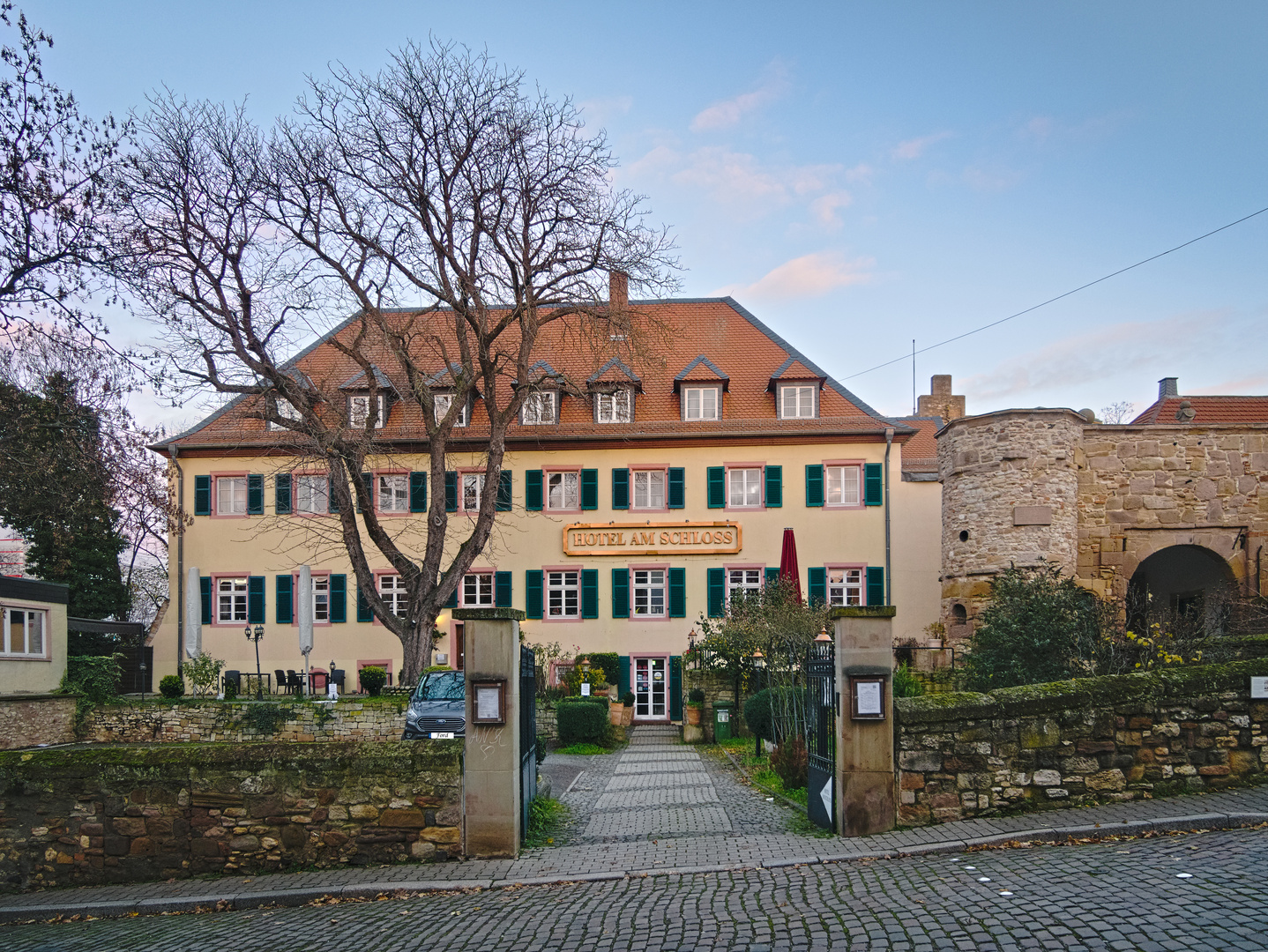 Hotel am Schloss an einem schönen Winterabend