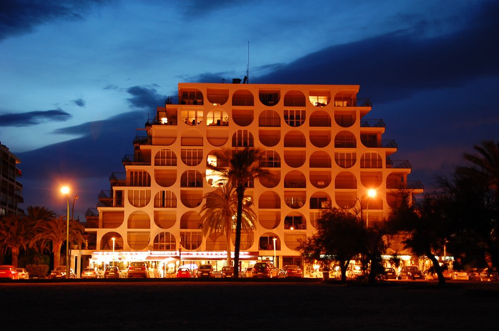 Hotel am Strand bei Nacht