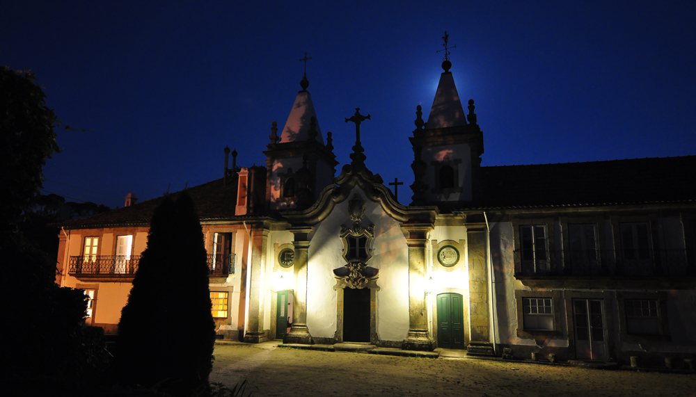 Hotel bei Nacht