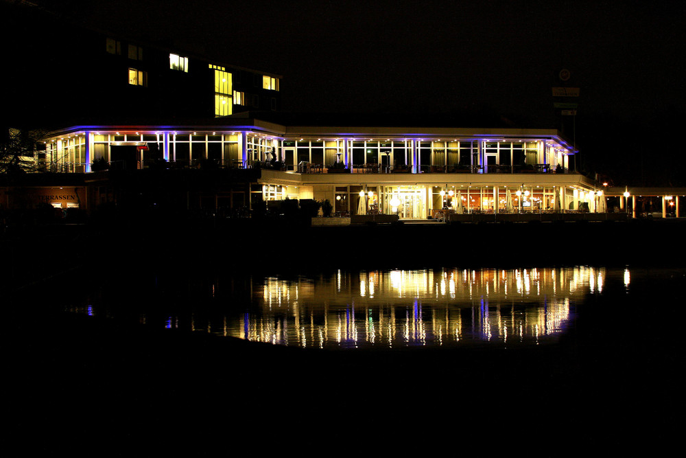 Hotel bei Nacht