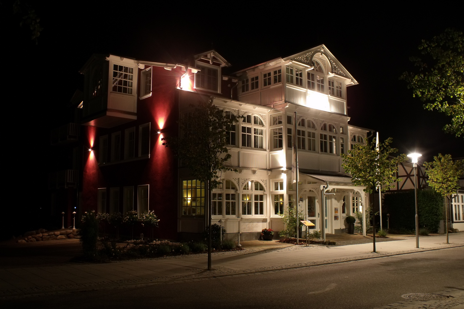 Hotel bei Nacht