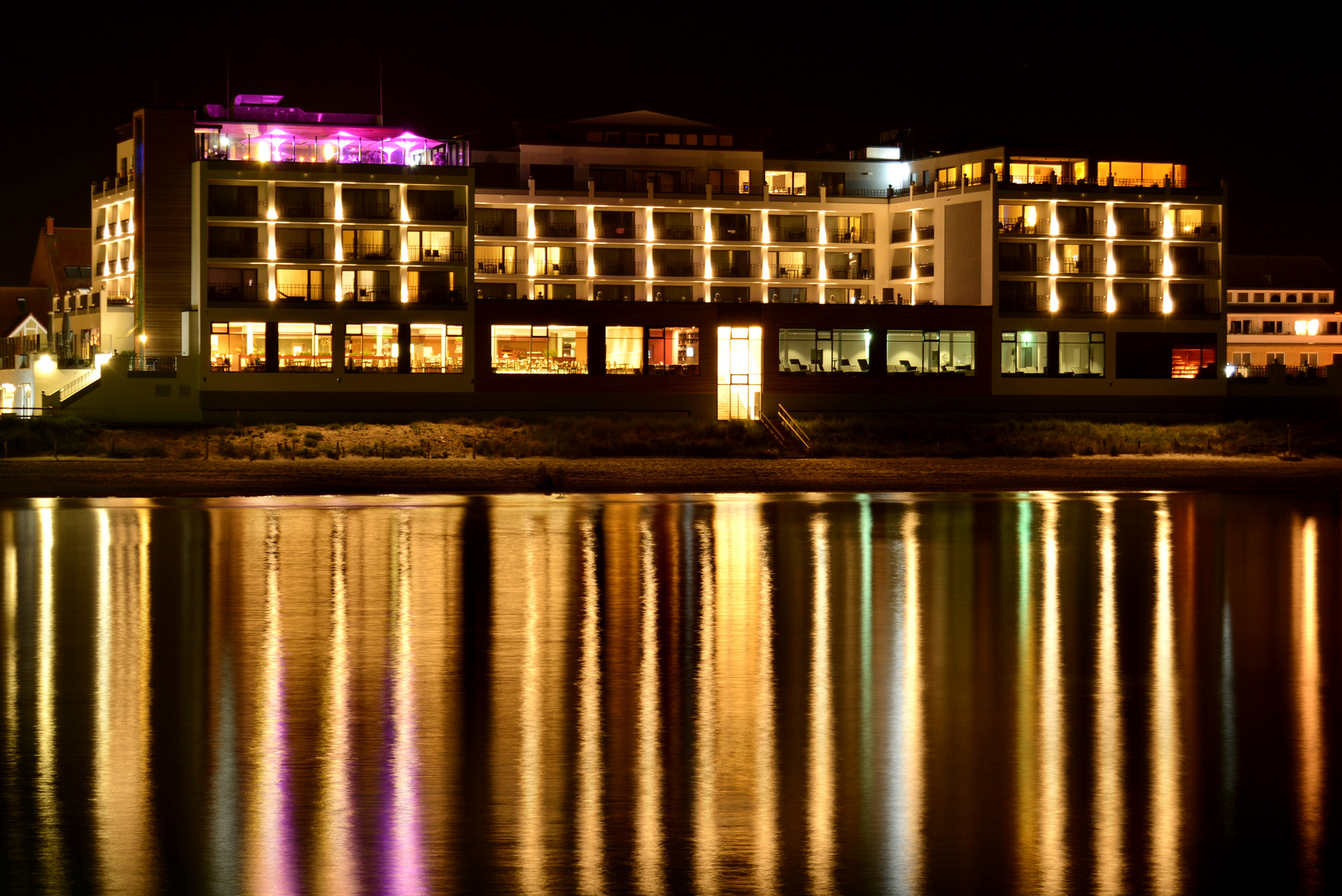 Hotel bei Nacht