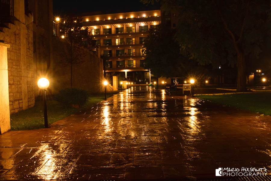 Hotel bei Nacht