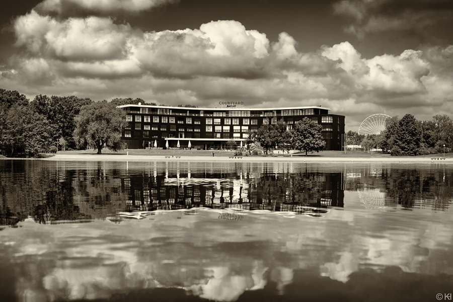 Hotel Courtyard 02