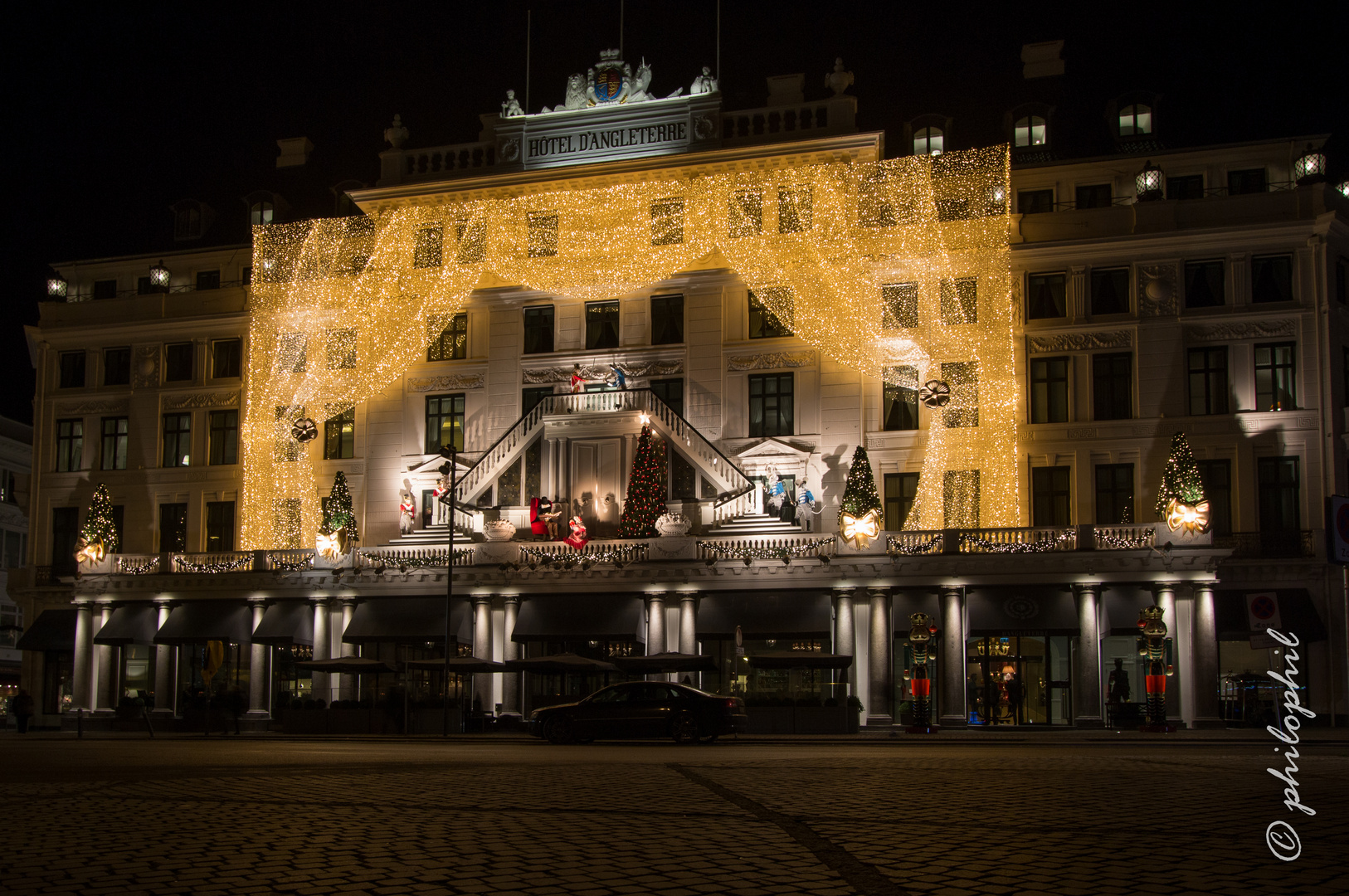 +- Hôtel d'Angleterre in Weihnachtsdekoration +-