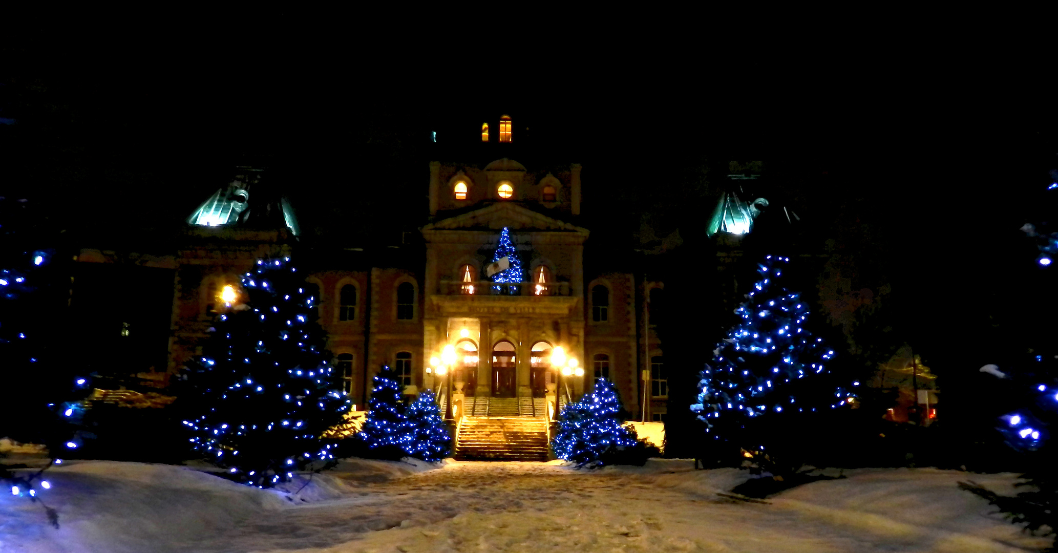 Hôtel de ville en hiver ...