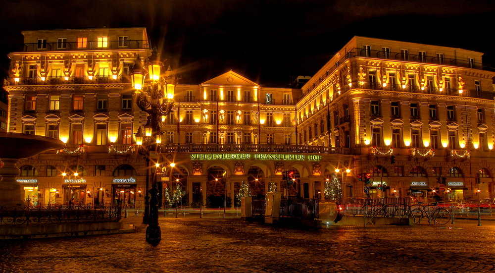 Hotel Frankfurter Hof in Frankfurt bei Nacht