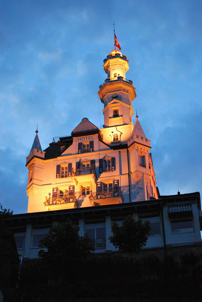 Hotel Gütsch bei Nacht