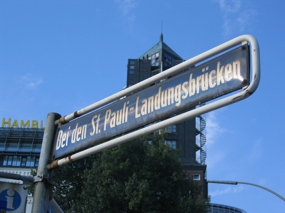 Hotel Hamburg Hafen und Straßenschild