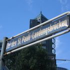 Hotel Hamburg Hafen und Straßenschild