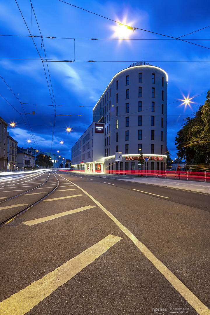 Hotel Leonardo mit Autolichter