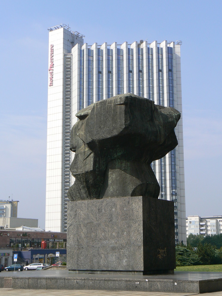 Hotel Mercure mit Marx-Monument