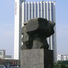 Hotel Mercure mit Marx-Monument