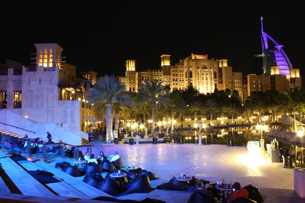 Hotel Mina Al Salam mit Burj Al Arab im Hintergrund