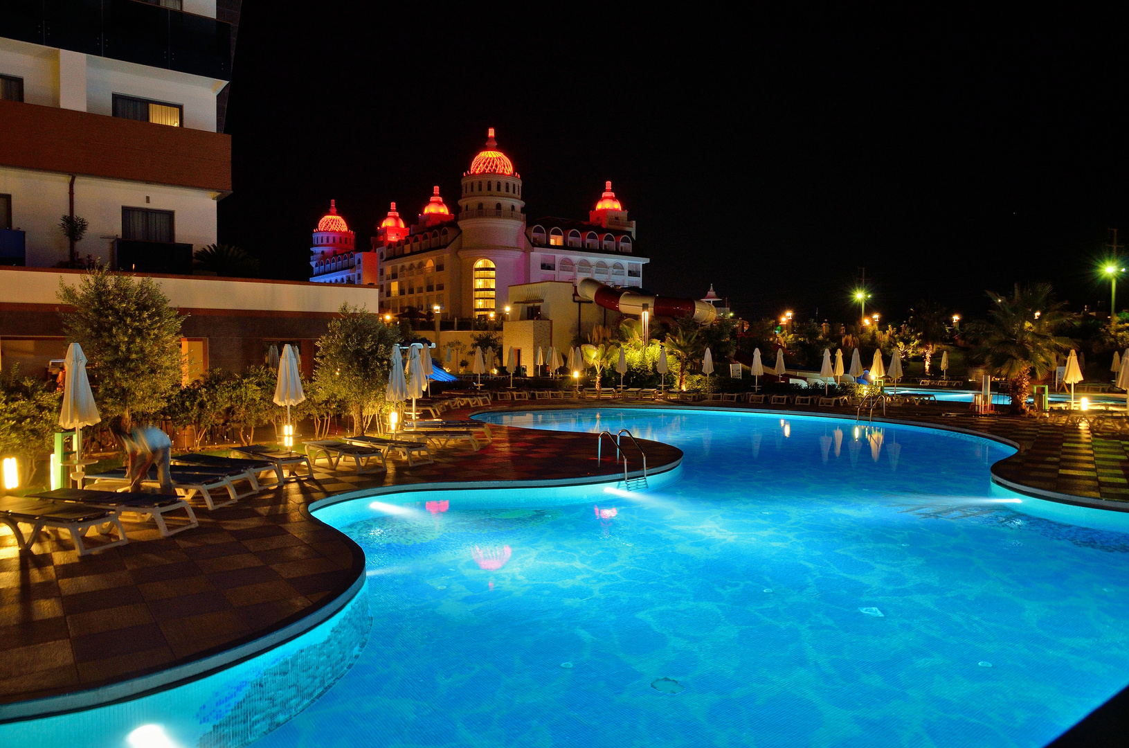 Hotel mit Abendbeleuchtung vom Pool