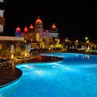 Hotel mit Abendbeleuchtung vom Pool
