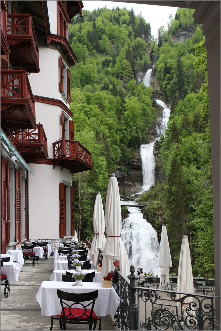 Hotel mit tosendem Wasserfall