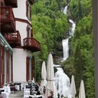 Hotel mit tosendem Wasserfall