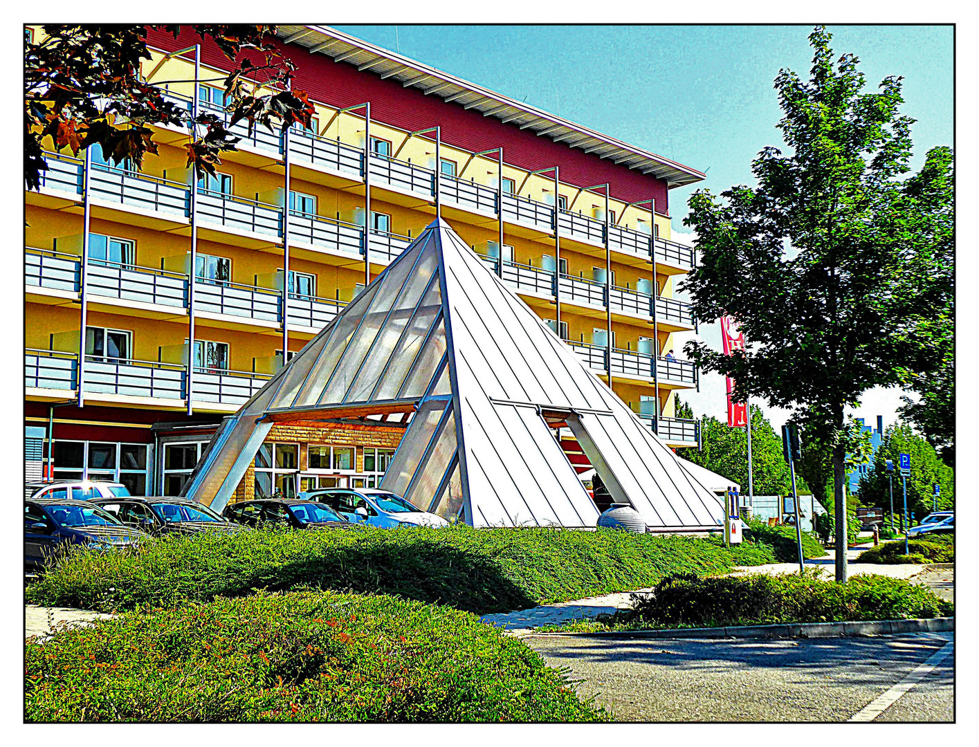 Hotel PYRAMIDE mit Wahrzeichen