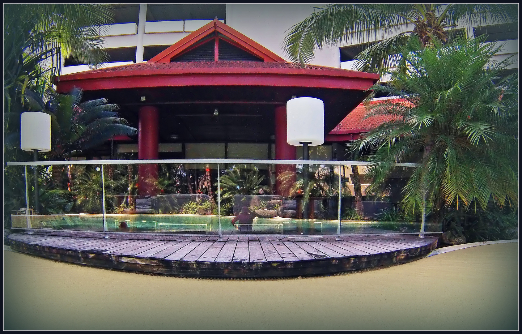 Hotel Ramada Plaza, Nouméa -- Vue du bar de l’hôtel à partir de la piscine et selfie par reflet.