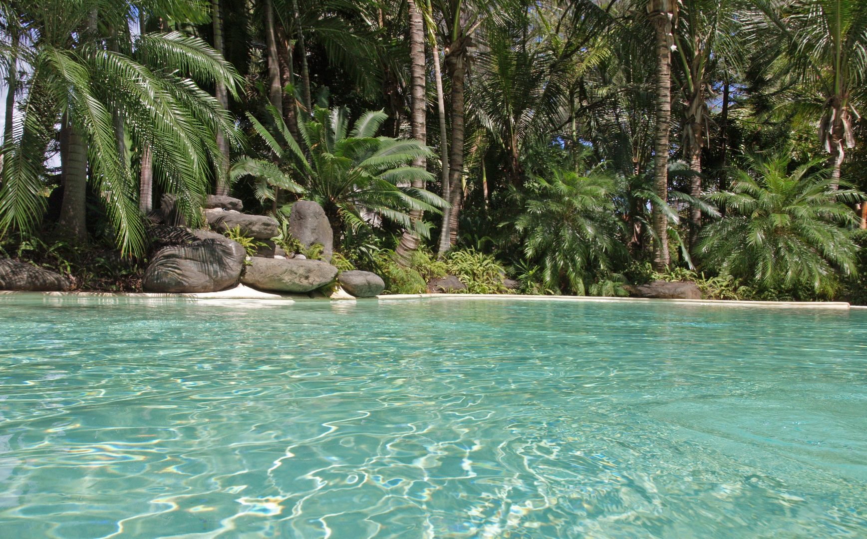 Hotel Ramada Plaza Nouméa - Vue sur la piscine cristalline et le jardin.