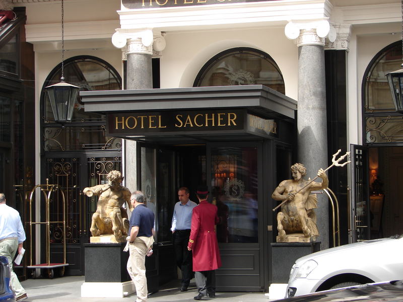 Hotel Sacher - weltberühmt, teuer, liegt vis avis von der Wr.Oper