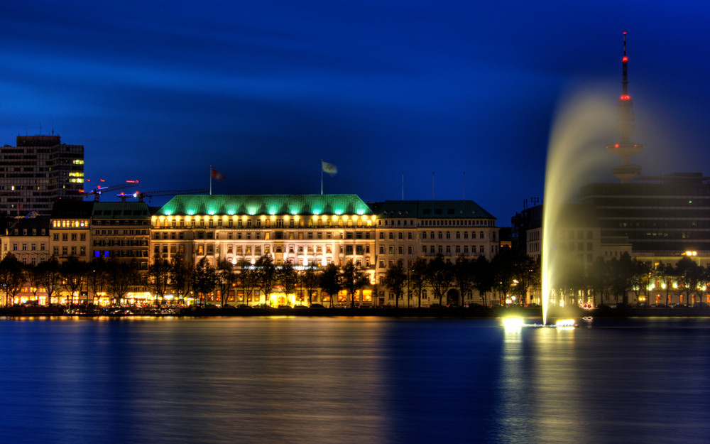 Hotel Vier Jahreszeiten bei Nacht