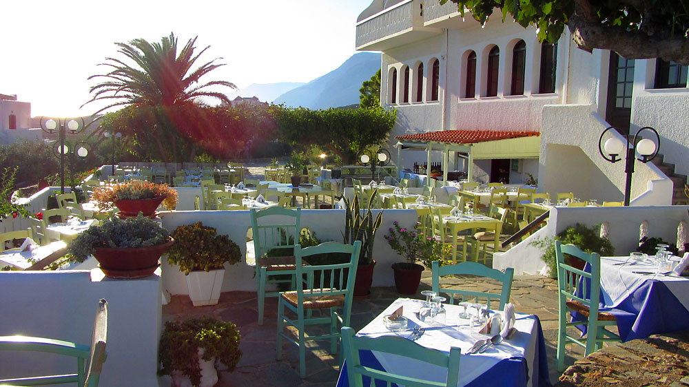 Hotel Vritomartis Terasse gedeckt zum Abendessen