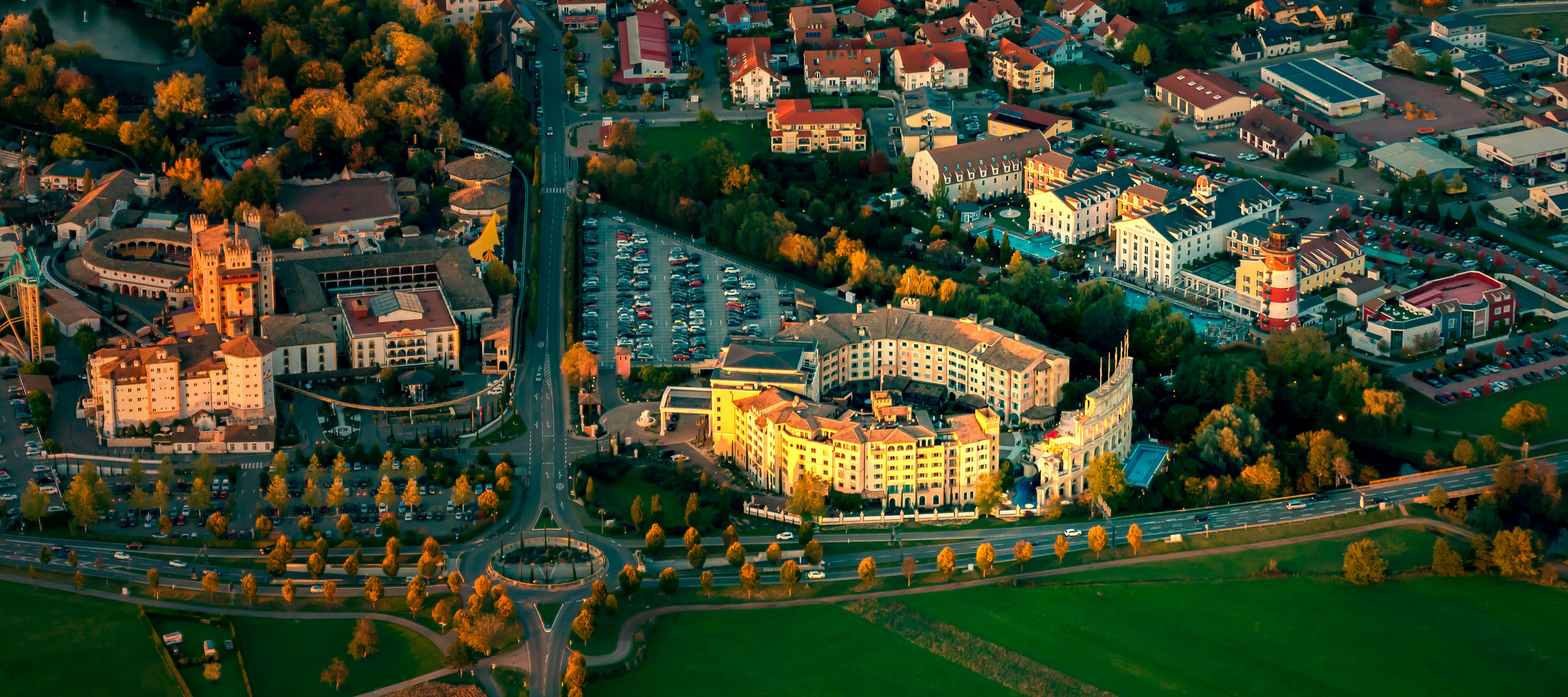 Hotelanlagen des Europaparks im Abendlicht. 