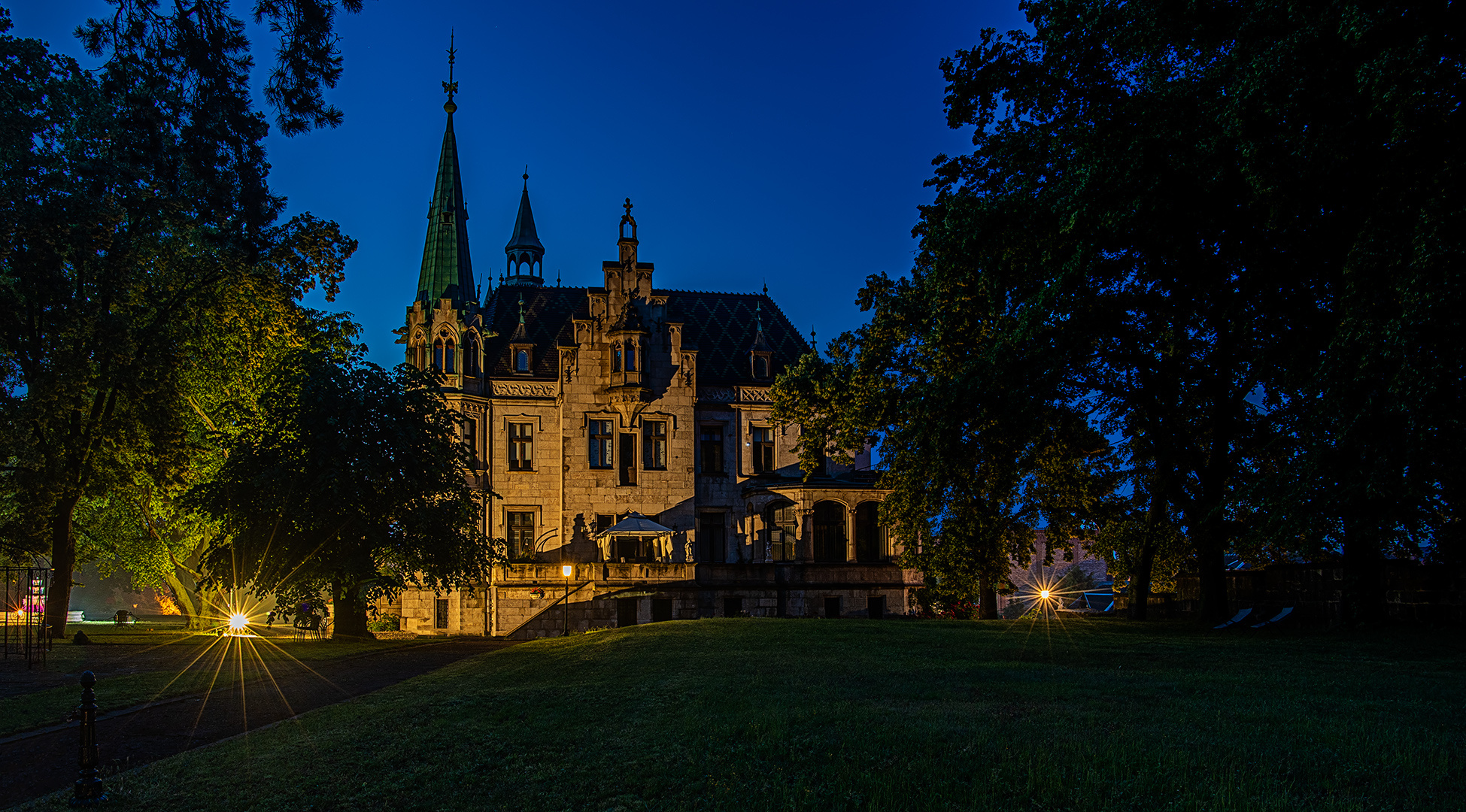 Hotelansicht zur Blauen Stunde...