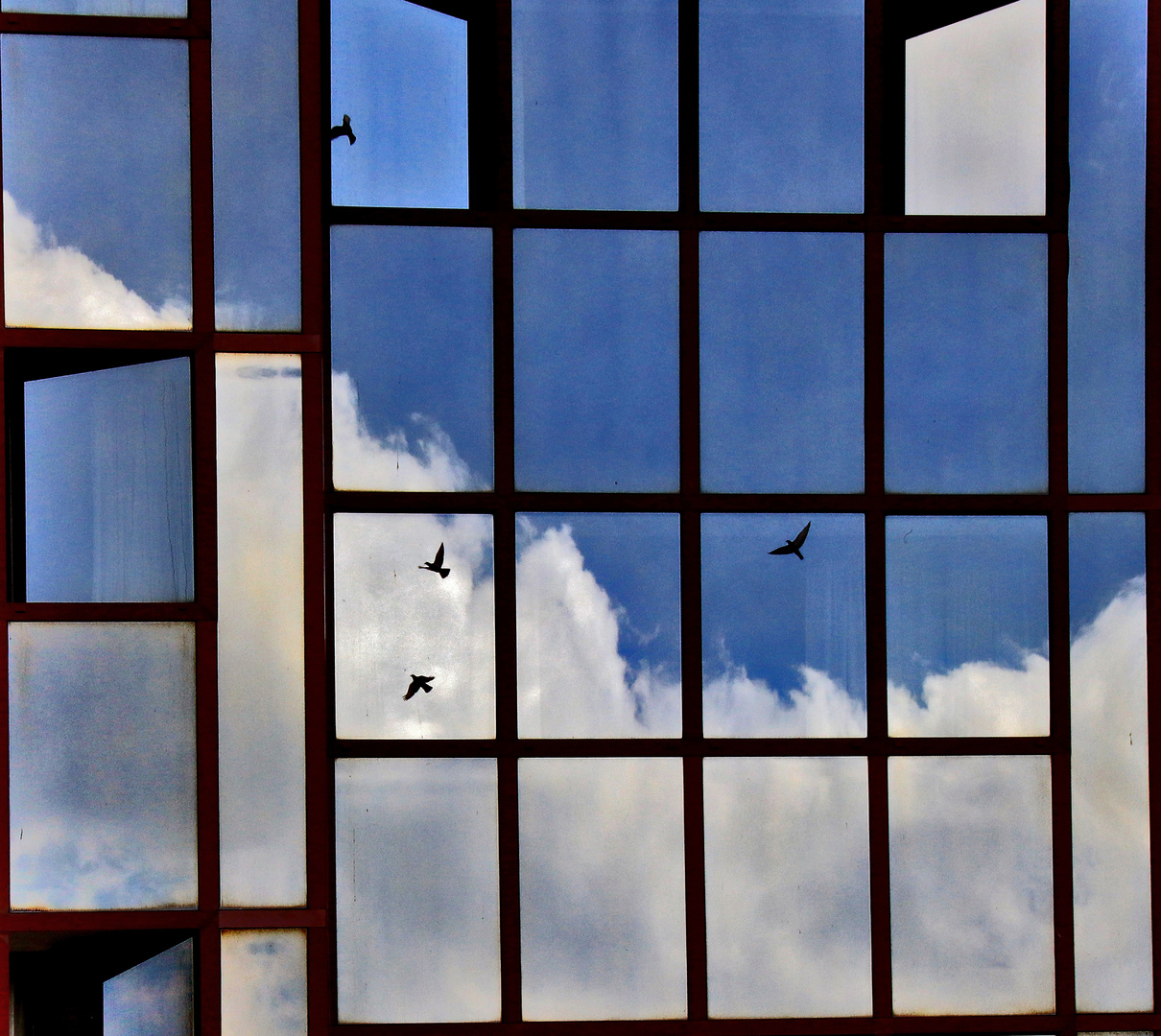 Hotelfront verspiegelt- Himmel,Wolken&Vögel....