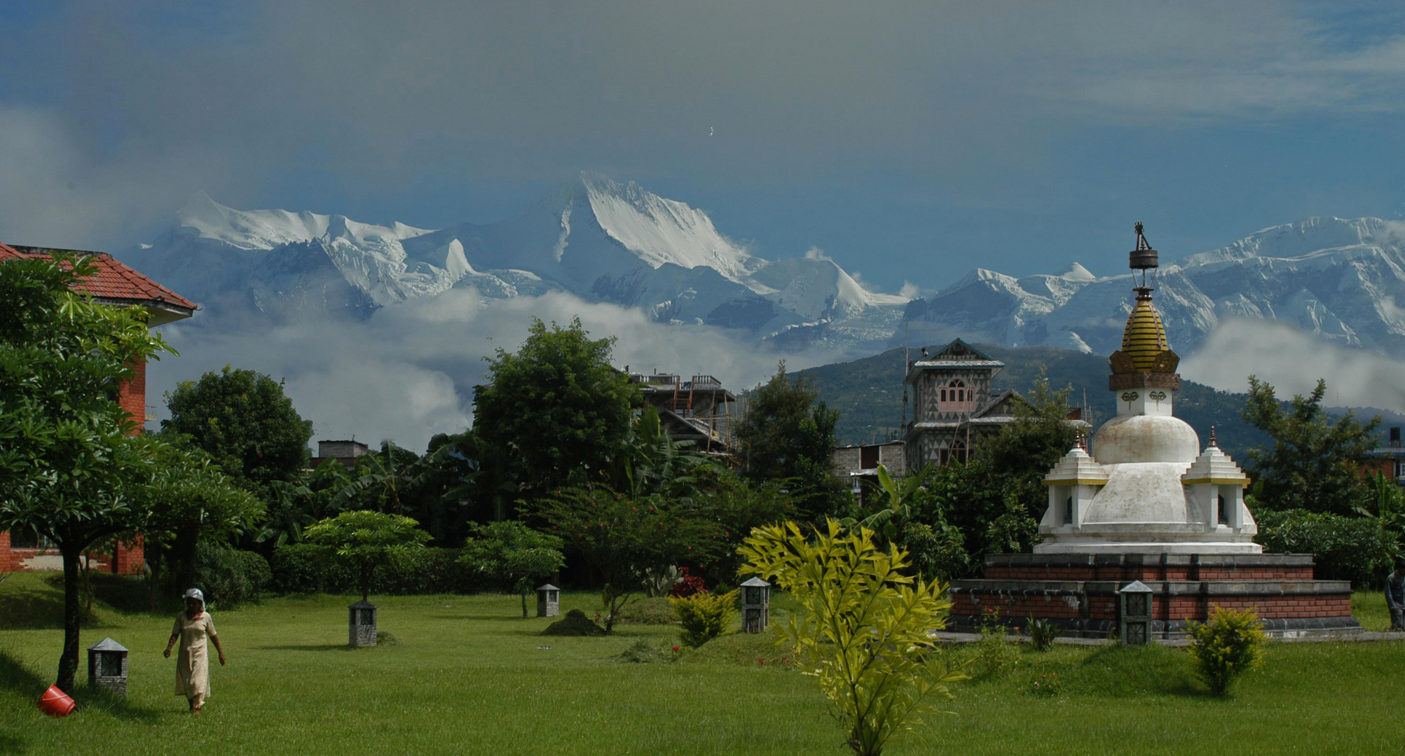 Hotelgarten in Prokahra/Nepal mit 8000-ern im Hintergrund.