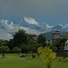 Hotelgarten in Prokahra/Nepal mit 8000-ern im Hintergrund.