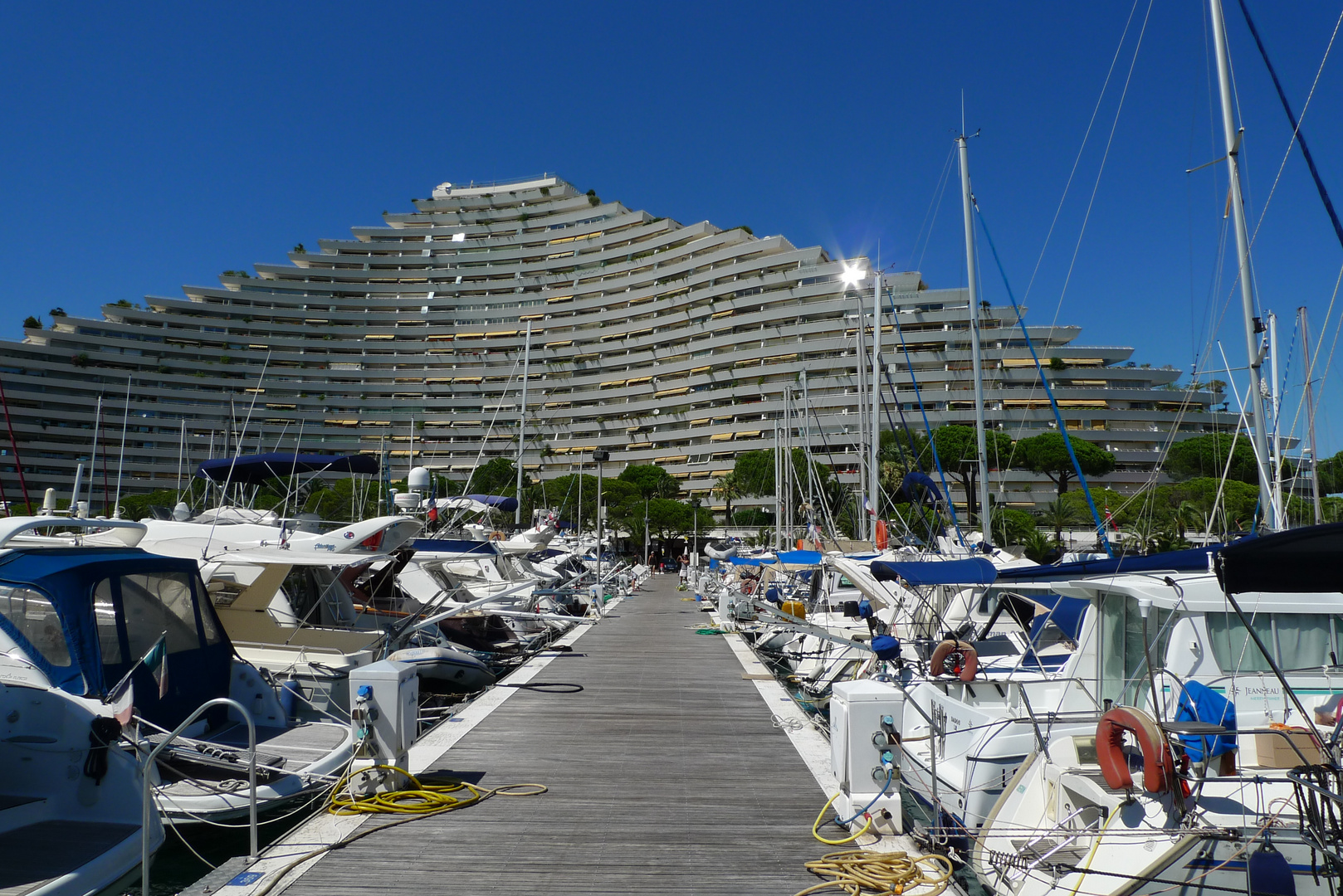 Hotelklotz mit Hafen