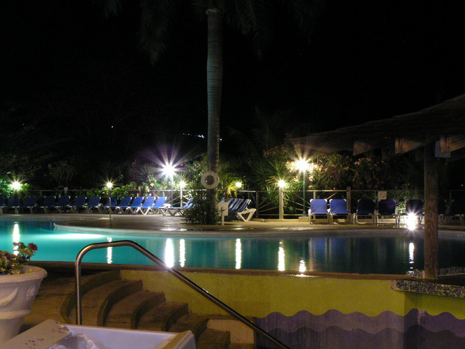 Hotelpool bei Nacht