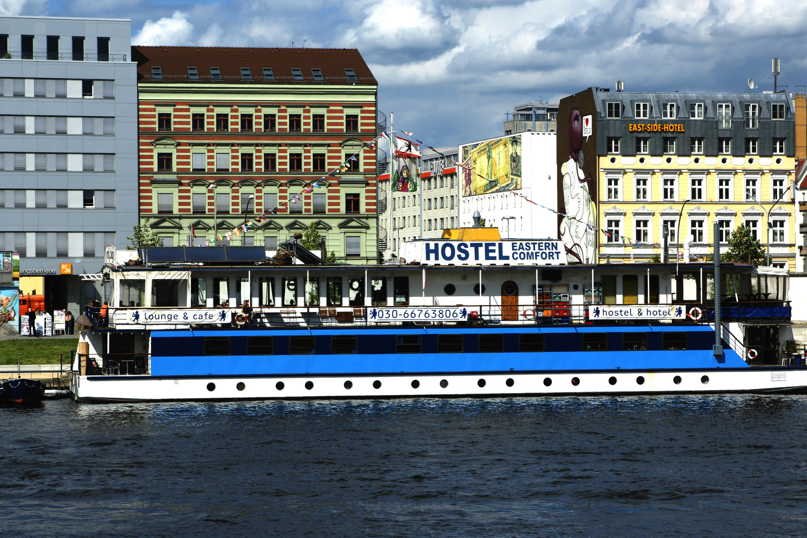 Hotelschiff an der East-Side Gallery